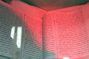 Libro-sagrado-de-los-mandea-en-su-iglesia-de-Kirkuk-(Pablo-L)_550